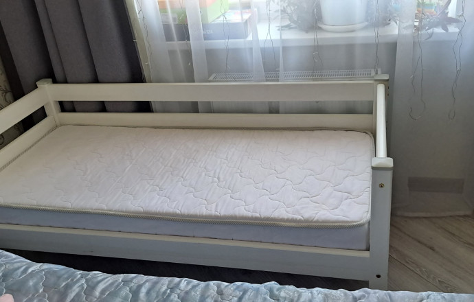 Продам детскую подростковую кровать с матрасом