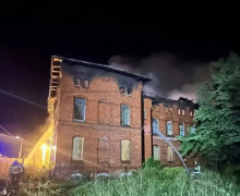 В Черняховске произошёл пожар в трёхэтажном здании довоенной постройки