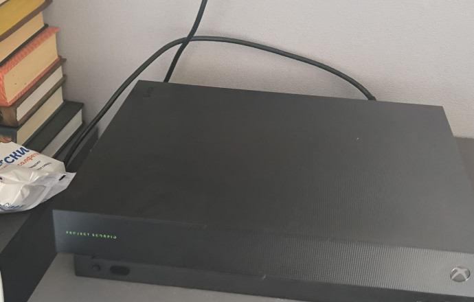 Продаю Xbox One X 1TB с играми