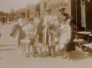 Томас Манн на вокзале в Раушене: фотография 1929 года