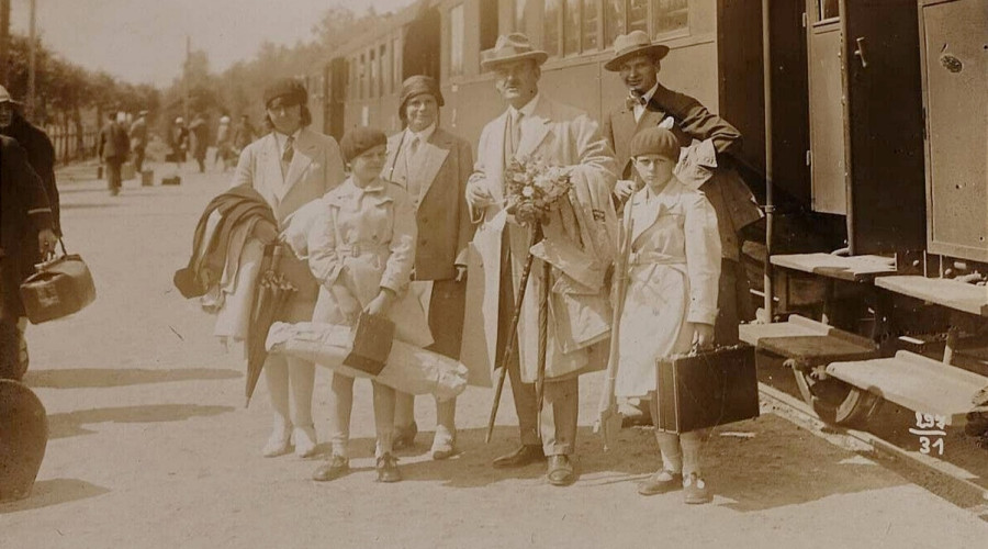 Томас Манн на вокзале в Раушене: фотография 1929 года