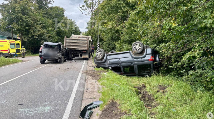 В ДТП под Калининградом столкнулись два внедорожника и грузовик, один автомобиль опрокинулся