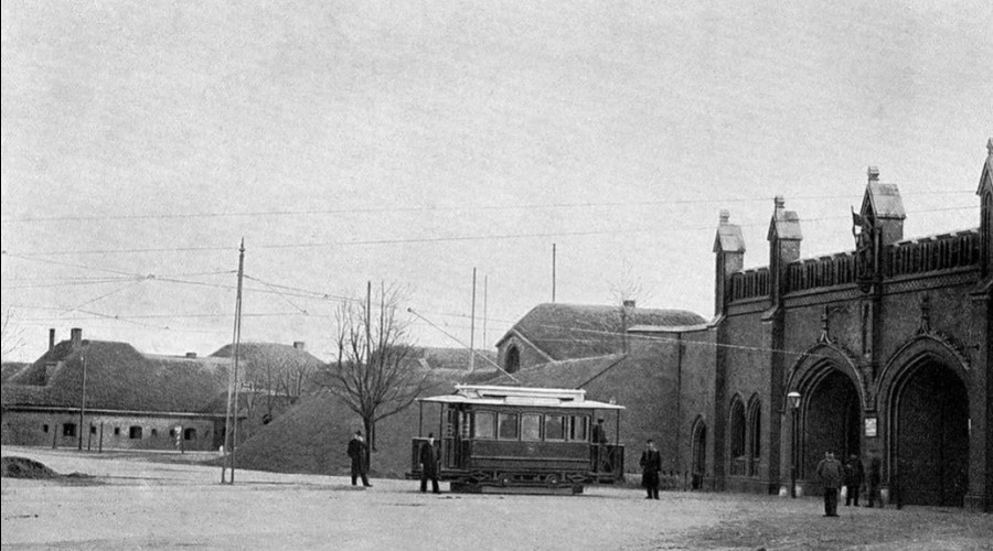 Трамвай у Фридландских ворот: исторический снимок 1915 года