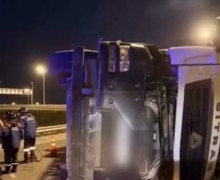 Спасатели извлекли водителя из кабины перевернувшегося мусоровоза возле «Акоруса»
