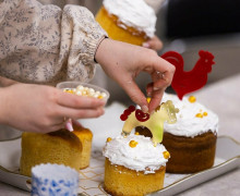 В трапезной храма Константина и Елены готовят куличи и красят яйца к Пасхе