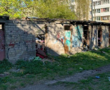 От угольных складов до мусорных завалов: жительница Калининграда безуспешно добивается сноса заброшенных сараев на Батальной