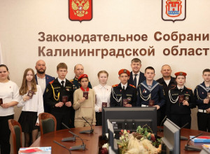 Первые паспорта вручили школьникам в Законодательном собрании Калининградской области