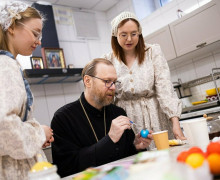 В трапезной храма Константина и Елены готовят куличи и красят яйца к Пасхе