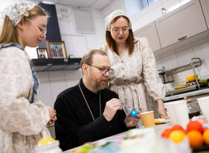 В трапезной храма Константина и Елены готовят куличи и красят яйца к Пасхе