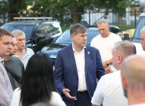 Андрей Кропоткин обсудил с жителями Инженерной улицы вопросы парковки и ремонта дворов
