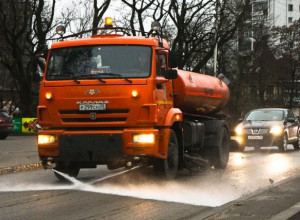 Калининград моют с шампунем: улицы после зимы приводят в порядок спецтехникой и пеной