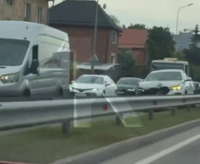 На перекрестке Аэропортной и Орудийной автомобиль врезался в ограждение