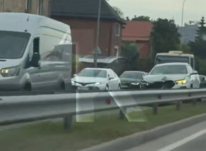 На перекрестке Аэропортной и Орудийной автомобиль врезался в ограждение