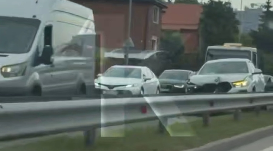 На перекрестке Аэропортной и Орудийной автомобиль врезался в ограждение