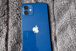 Продам iPhone 12 в хорошем состоянии