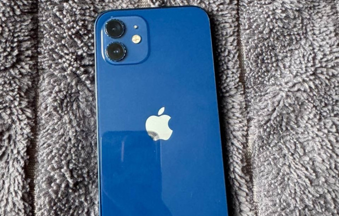 Продам iPhone 12 в хорошем состоянии