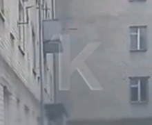 Жительница калининградского общежития торгует алкоголем из окна первого этажа