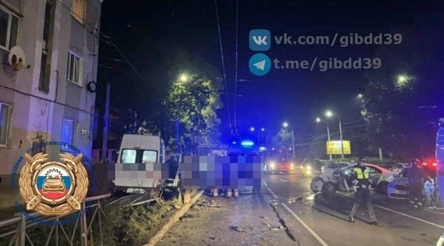На улице Киевской таксист при развороте столкнулся со скорой помощью