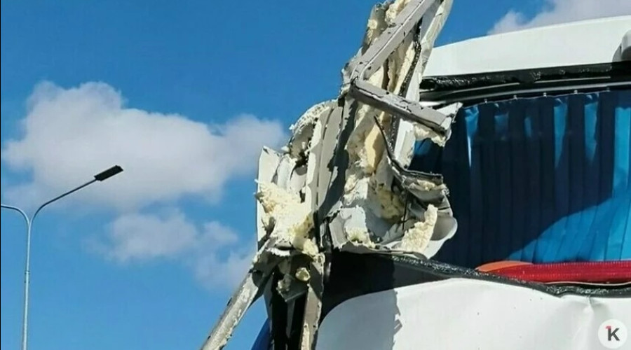 На выезде из Калининграда со стороны Московского проспекта произошло столкновение крана с рейсовым автобусом