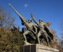 У мемориала 1200 гвардейцам в Калининграде прошла церемония возложения цветов в день годовщины штурма Кёнигсберга