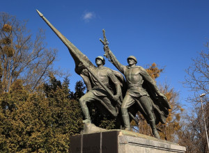 У мемориала 1200 гвардейцам в Калининграде прошла церемония возложения цветов в день годовщины штурма Кёнигсберга