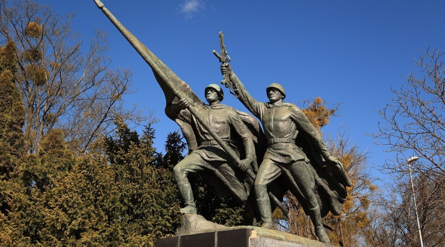 У мемориала 1200 гвардейцам в Калининграде прошла церемония возложения цветов в день годовщины штурма Кёнигсберга