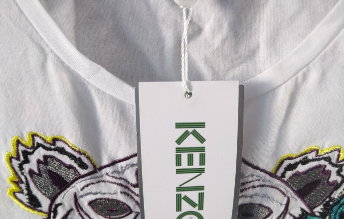 Продам футболка Kenzo, новая, на 44 размер, принт вышивка, 500 руб