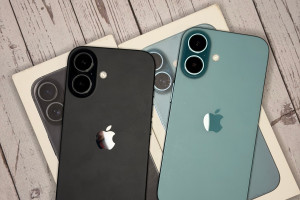 iPhone 16 128GB в бирюзовом и черном цвете