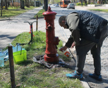Экскурсоводы провели субботник у гидрантов на улице Тельмана в Калининграде
