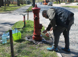 Экскурсоводы провели субботник у гидрантов на улице Тельмана в Калининграде