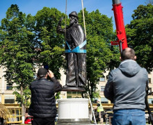 На площади Победы в Калининграде завершили установку памятника князю Владимиру