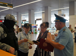 В калининградском аэропорту начали проверять долги у пассажиров