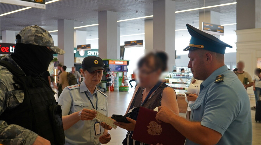 В калининградском аэропорту начали проверять долги у пассажиров