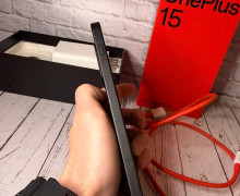 OnePlus 15 12/256GB в черном цвете