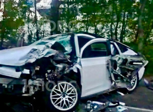 В Светлом автомобиль врезался в дерево: двое погибших, один пострадавший