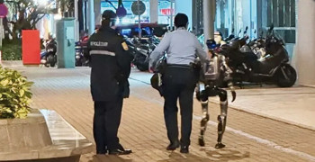 В Макао полицейские «задержали» робота, напугавшего пожилую женщину