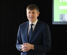 Андрей Кропоткин встретился с педагогами и вручил им авторские книги