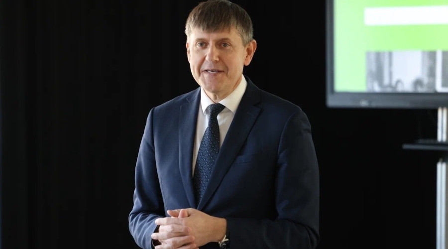 Андрей Кропоткин встретился с педагогами и вручил им авторские книги