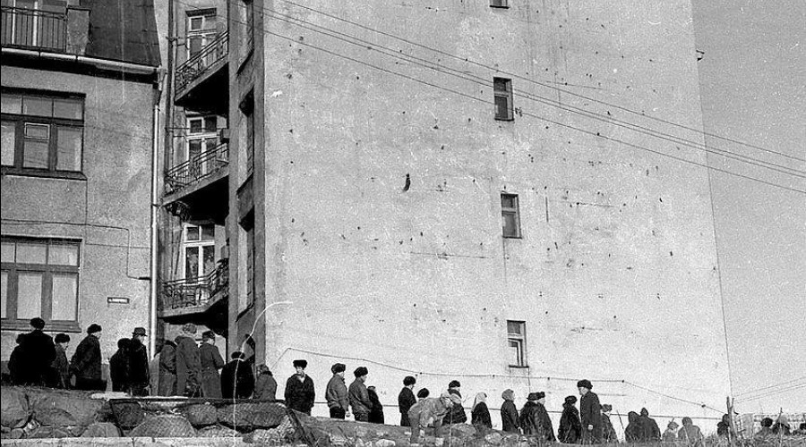 Очередь за спиртным на улице Коперника в 1980-е годы