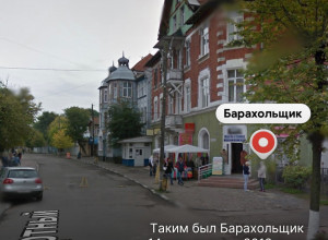 Оформление пространства у магазина «Барахольщик» в Зеленоградске привлекает внимание прохожих