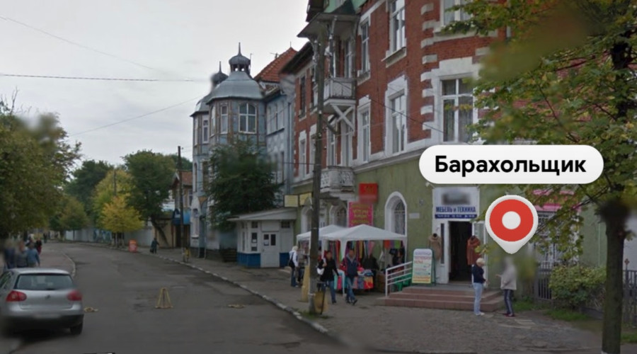 Оформление пространства у магазина «Барахольщик» в Зеленоградске привлекает внимание прохожих