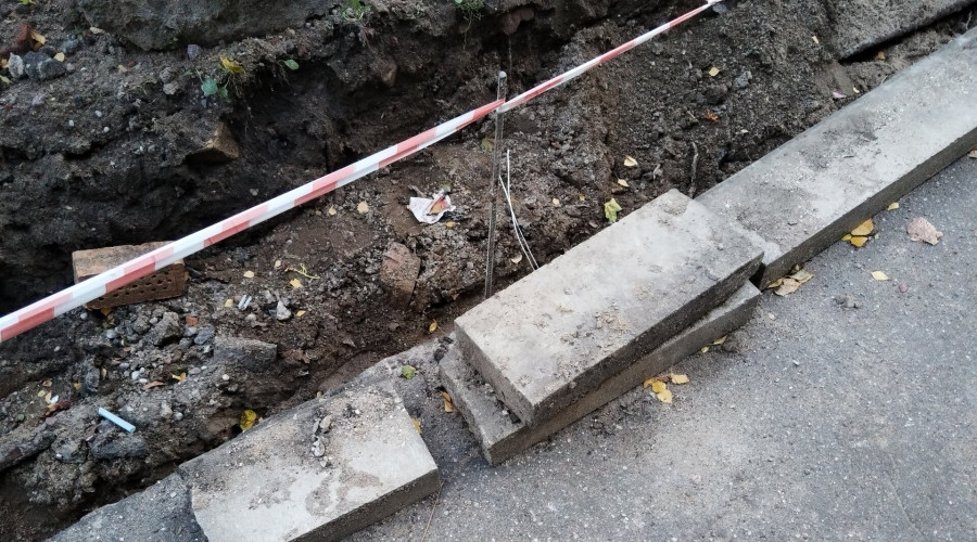 В Калининграде на улице Памяти Павших в Афганистане пешеходы вынуждены выходить на дорогу из-за раскопок