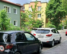 На улице Летней в Калининграде после ремонта дороги нанесли сплошную разметку, запрещающую остановку у поликлиники