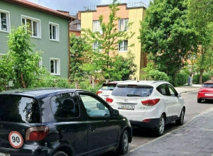 На улице Летней в Калининграде после ремонта дороги нанесли сплошную разметку, запрещающую остановку у поликлиники