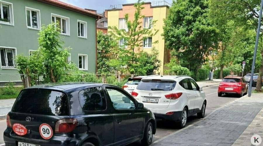 На улице Летней в Калининграде после ремонта дороги нанесли сплошную разметку, запрещающую остановку у поликлиники