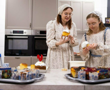 В трапезной храма Константина и Елены готовят куличи и красят яйца к Пасхе