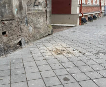 В Черняховске разрушается фасад дома на улице Суворова, 8