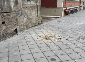 В Черняховске разрушается фасад дома на улице Суворова, 8
