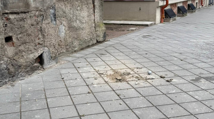 В Черняховске разрушается фасад дома на улице Суворова, 8