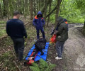 В Зеленоградском округе спасатели эвакуировали рыбака, сломавшего ногу в лесу